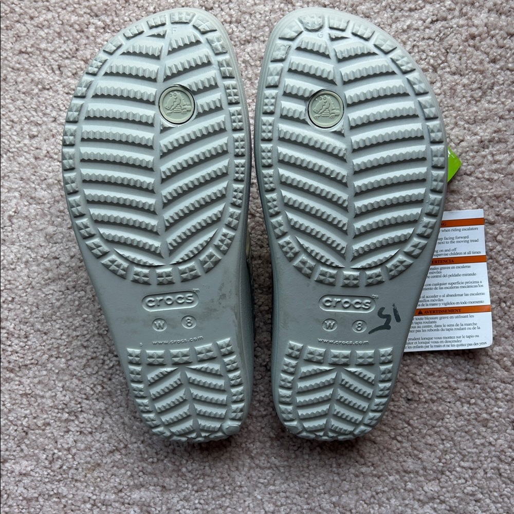 NWT. Crocs Women's Silver Comfort Thong Sandals - Size 8 - Picture 3 of 5